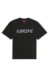Remera de algodón color negro con estampado frontal de la marca Supreme en tipografía manuscrita.