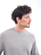 Buzo de cuello redondo con textura tipo waffle, de manga larga y calce holgado.