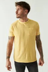 Remera de hombre color ladrillo, lisa, de corte regular, con bolsillo en el pecho, manga corta y cuello redondo. Confeccionada en algodón.