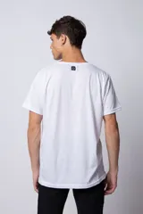 Remera de corte clásico y calce holgado, con cuello redondo y mangas cortas, confeccionada en tejido de algodón de color negro.