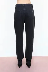 Jean de denim 100% algodón, color celeste, de calce Mom y tiro medio. Cuenta con remaches de flores niquel en borde de bolsillos delanteros y traseros, presillas delanteras y presilla central de espalda.