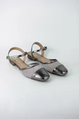 Sandalias planas color dorado, con puntera cerrada, diseño combinado con tela tipo red y tira ajustable al tobillo con hebilla.