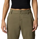 Pantalon convertible de senderismo color verde oliva, con perneras desmontables mediante cremallera para convertirlo en short. Presenta bolsillos laterales, bolsillo cargo con solapa y cierre frontal con botón.