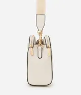 Bolso bandolera de tamaño mediano confeccionado en poliuretano color marrón, con tres compartimentos independientes con cierre de cremallera. Incluye una correa de hombro ajustable de cinta tejida bicolor y herrajes metálicos dorados.