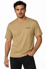 Remera de manga corta color negro, de algodón, con cuello redondo y diseño holgado con estampa frontal.