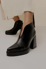 Botín de cuero negro con plataforma y taco cuadrado.