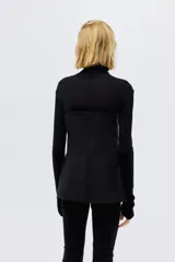 Top strapless entallado confeccionado en punto roma, con cierre frontal de botones decorativos tipo joya y corte ligeramente acampanado en la parte inferior.