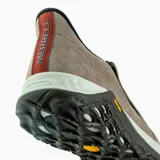 Zapatos tipo slip-on Merrell modelo Jungle Moc 2.0, confeccionados en gamuza color marrón topo. Presentan diseño sin cordones con paneles elásticos laterales para mayor facilidad de calce, suela técnica Vibram con tecnología de amortiguación y entresuela de espuma EVA para mayor estabilidad.