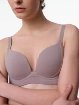 Soutien con copa preformada sin aro, confeccionado en microfibra texturizada color marrón. Presenta breteles ajustables y cierre trasero con broche multiposición.