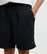 Bermuda masculina color verde con cintura elastizada ajustable con lazo, bolsillos laterales y traseros, y etiqueta de goma en el ruedo. Confeccionada en poliéster.