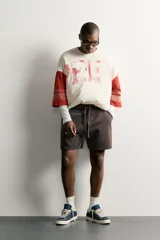 Bermuda jogger marrón de corte relajado, con efecto lavado, cintura elástica con cordón de ajuste y bolsillos laterales.