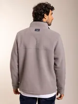 Canguro polar gris con medio cierre en el cuello, cuello alto y logo bordado de un pájaro en el pecho.
