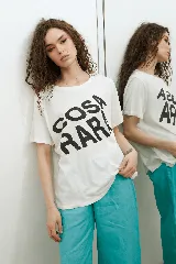 Remera blanca de algodón con estampa frontal en color negro con la frase "Cosa Rara", de manga corta y corte holgado.
