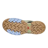 Championes de trekking Salomon modelo X Ultra 360 Edge, en color verde militar con detalles en negro, suela marrón y celeste. Cuentan con sistema de ajuste rápido de cordones y tecnología Advanced Chassis para mayor estabilidad y protección en exteriores.
