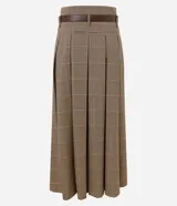 Pollera midi de sastrería con estampado de cuadros, diseño estructurado con pliegues delanteros marcados, cintura ancha con trabillas y cinturón ajustable con hebilla.