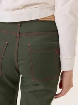 Pantalón de jean recto, color azul oscuro gastado, confeccionado en gabardina de algodón. Presenta pespuntes y atraques en contraste de color.