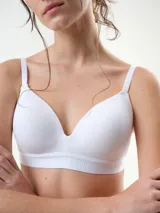 Soutien blanco de algodón rib con copas soft preformadas sin aro y banda elástica inferior con logo de la marca.