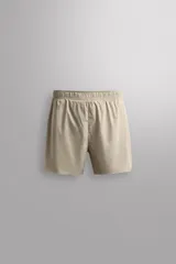 Pantalones cortos de running confeccionados en tejido técnico ligero y elástico, con malla interior. Presentan cintura elástica ajustable con cordón, bolsillo trasero con cierre y aberturas laterales en el bajo.