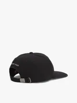 Gorra de béisbol estilo clásico confeccionada en tejido ripstop color negro. Presenta un parche con el logo de la marca en la parte frontal, ojales de ventilación y una hebilla metálica ajustable en la parte trasera.