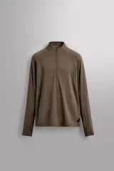 Sudadera marrón de tejido técnico Polartec con interior en estructura waffle. Tiene cuello alto con cierre de cremallera, mangas largas con puños ajustables y logo Polartec bordado en el hombro. Zara Athleticz.