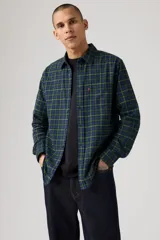 Camisa de manga larga a cuadros en tonos azul marino y verde, con un bolsillo en el pecho y el logo de Levi's en rojo.