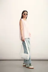 Blusa sin mangas color rosado con cuello redondo y corte holgado.