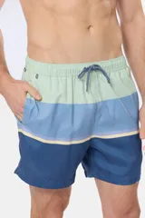 Short de baño con diseño de bloques de color y franjas horizontales en tonos azules y celestes, con cintura elastizada.
