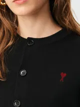 Cárdigan de lana color borgoña con cuello redondo, cierre frontal con botones y logo bordado en el pecho. Corte clásico.