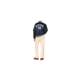 Campera estilo universitario de satén azul marino, modelo College Jacket de Polo Ralph Lauren en colaboración con los New York Yankees. Presenta cierre frontal con botones a presión, bolsillos ribeteados y puños, cuello y dobladillo de punto elástico a rayas blancas y azul marino. Cuenta con el logo bordado de los Yankees en el pecho y la firma de Ralph Lauren en el bolsillo derecho.