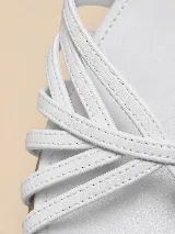 Sandalias de tacón bajo marca Consi, color blanco, con múltiples tiras finas cruzadas en la parte delantera y tira ajustable con hebilla en el tobillo.