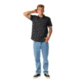 Camisa Rip Curl de manga corta, color negro con estampado de pequeñas palmeras blancas, cuello camisero, cierre frontal de botones y un bolsillo ojal en el pecho.