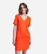 Vestido corto Marfinno de viscolino color naranja, con escote en V, mangas cortas y detalle lateral en los bolsillos.