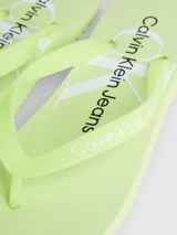 Chinelas de dedo color verde claro con logo de Calvin Klein Jeans en la tira.