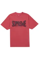 Remera de manga corta color rojo con efecto lavado, cuello redondo y estampa frontal con el logo de la marca en tipografía estilo graffiti con textura flocada.
