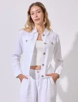 Camisa tipo campera de lino marca Dash, color blanco, con cierre frontal de botones, cuello camisero y bolsillos con solapa en el pecho.