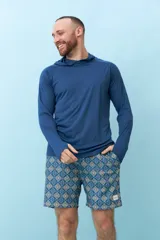 Remera gris de manga larga con capucha y orificios para los pulgares.