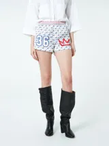 Shorts estampados con diseño auténtico de la marca Me369, con cintura elastizada y estampado con el número 36 y una corona.