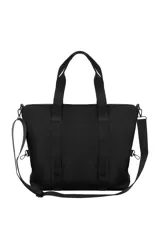 Cartera color beige con asas y detalles en negro. Cuenta con un bolsillo frontal con cierre y una tira regulable.