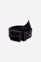 Cinto de cuero sintético color negro con hebilla metálica envejecida y pasador con logo de la marca grabado.