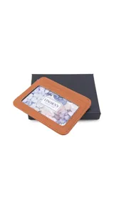 Tarjetero de cuero sintético color suela con visor frontal transparente y ranuras para tarjetas.