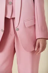 Saco de mujer color celeste, con solapa chal, bolsillos con solapa en el frente y cierre de un botón. Silueta estructurada de corte recto y elegante.