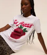 Remera blanca de algodón con estampa de una frutilla y texto en rojo.