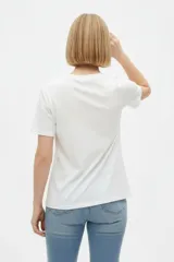 Remera blanca de manga corta con cuello redondo y estampado frontal de inspiración veraniega con motivos italianos, limones y la leyenda Italia Amalfi Capri.