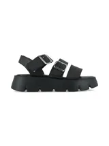 Sandalia Neva de cuero graneado color negro, con diseño chunky de tres tiras con hebillas metálicas plateadas, tira trasera y suela de poliuretano texturizada.
