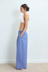 Pantalon de corte holgado y tiro medio, confeccionado en algodón con diseño de rayas verticales finas en color azul y blanco.