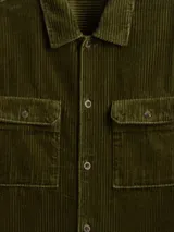Sobrecamisa de pana color verde oliva, con cuello clásico, cierre frontal de botones y dos bolsillos delanteros con solapa.