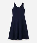 Vestido midi evasé de color azul marino, confeccionado en bengalina. Presenta escote cuadrado, diseño sin mangas, recortes verticales estructurados y una falda amplia.