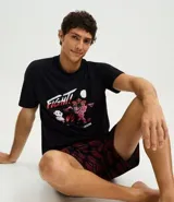 Pijama masculino de algodón compuesto por una remera de manga corta con estampa frontal de Stranger Things y un short con cintura elástica y estampado de la serie.