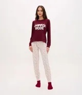 Pijama largo compuesto por una blusa de manga larga en color bordó con estampado frontal de texto y un pantalón con cintura elástica y estampado de lunares.