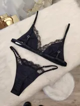 Conjunto de lencería compuesto por un bralette triangular de algodón con detalles de encaje en los bordes y una bombacha colaless a juego con detalles de encaje laterales.